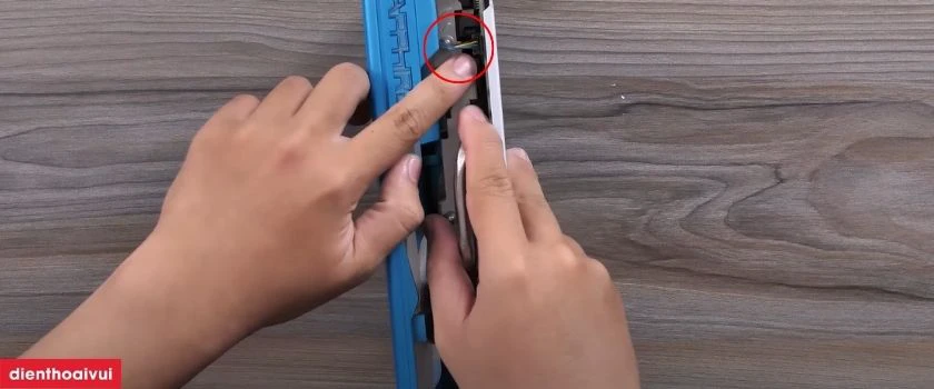 Th&aacute;o sợi d&acirc;y nguồn quạt tr&ecirc;n card m&agrave;n h&igrave;nh