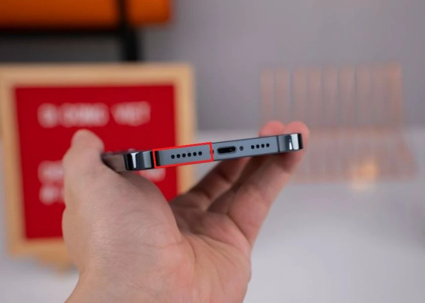 Bịt một b&ecirc;n loa - kiểm tra loa trong iphone