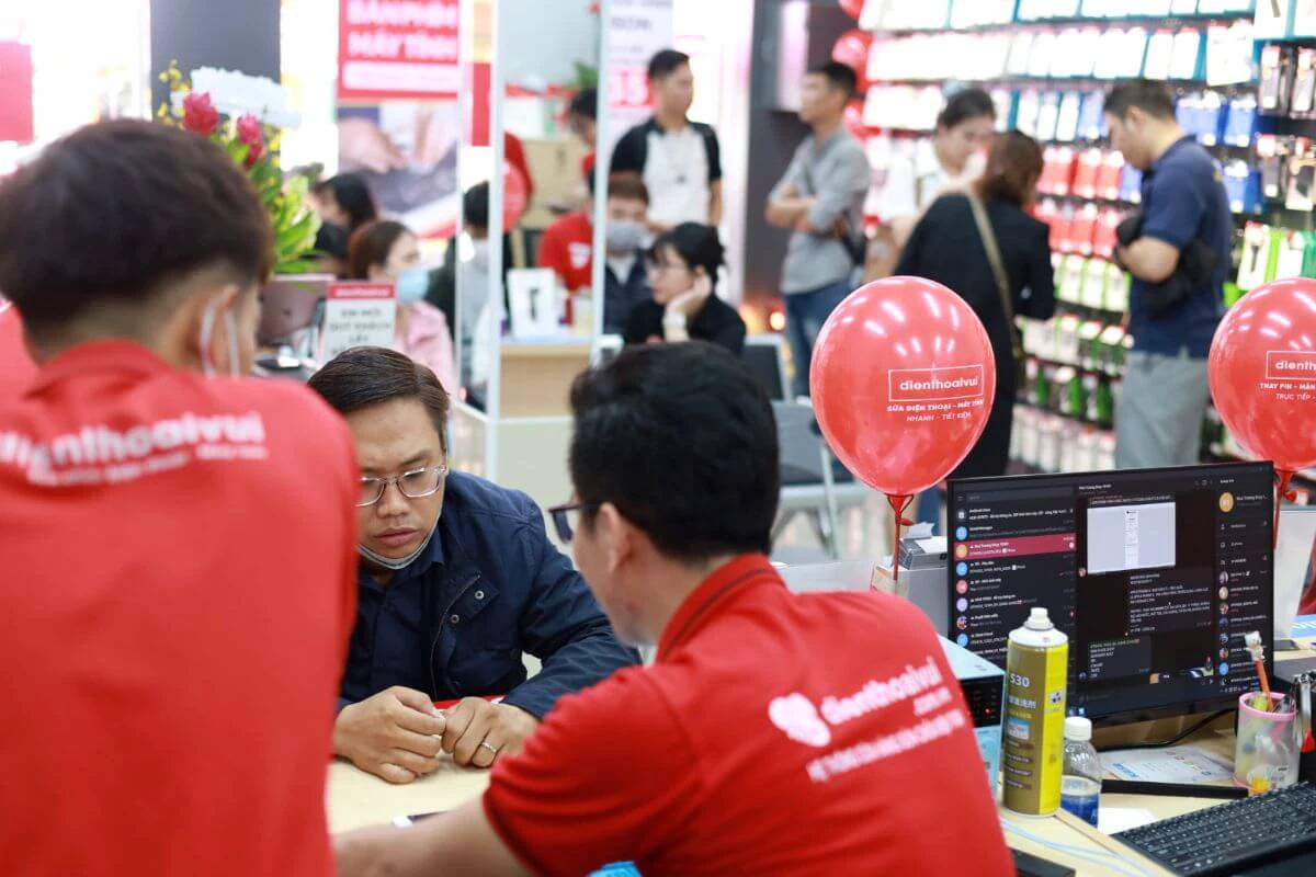 cửa h&agrave;ng sửa điện thoại quận 4