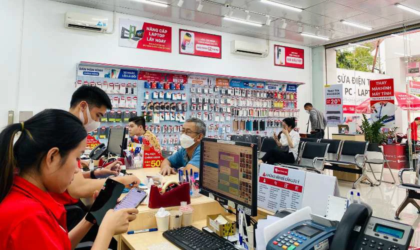 Dịch vụ thay k&iacute;nh lưng tại Điện Thoại Vui