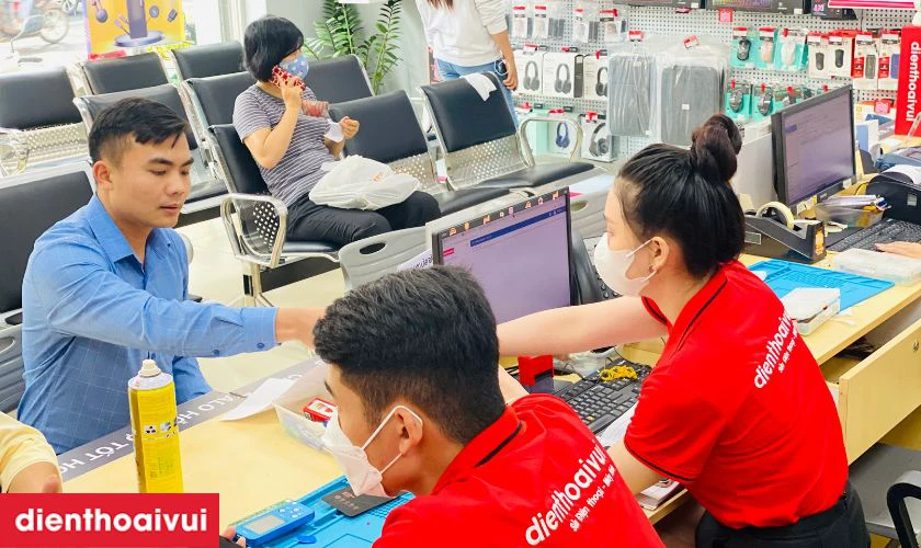 dịch vụ thay pin iphone 14 pro tại Điện Thoại Vui