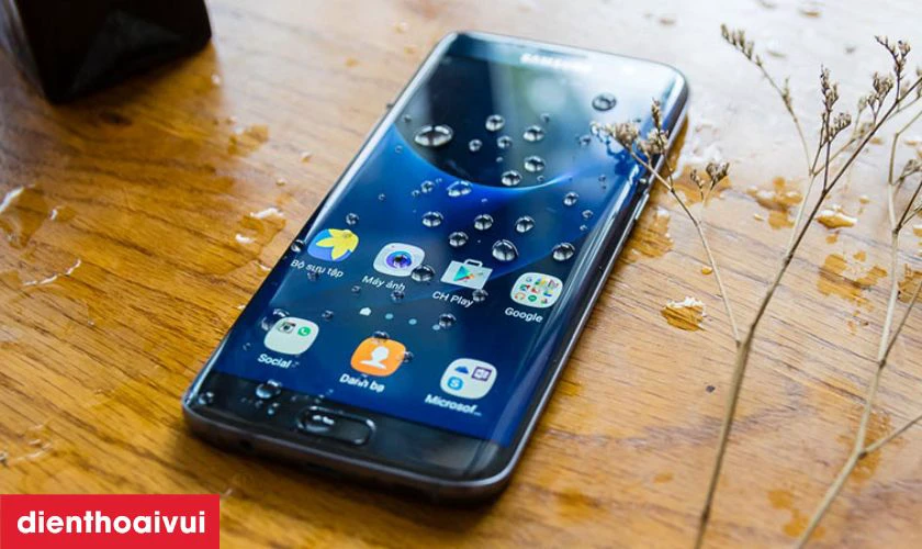 hạn chế dính nước và bụi bên màn hình nhờ miếng cường lực