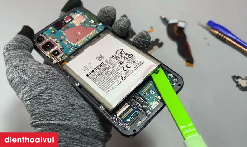 khi n&agrave;o cần thay pin samsung galaxy s22 plus