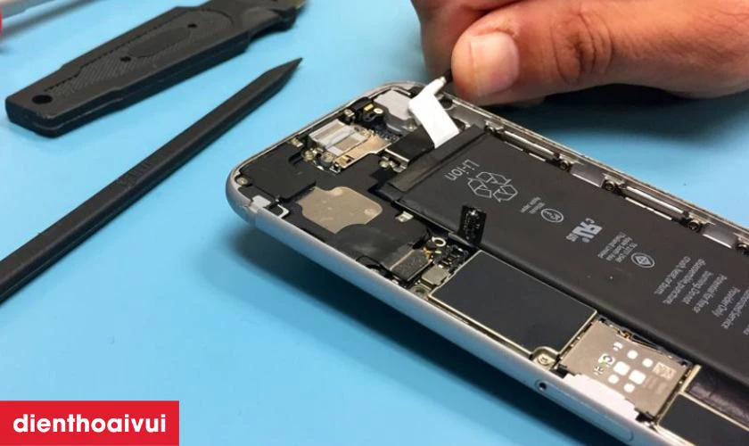N&ecirc;n thay pin iPhone 14 ở đ&acirc;u uy t&iacute;n, chất lượng?