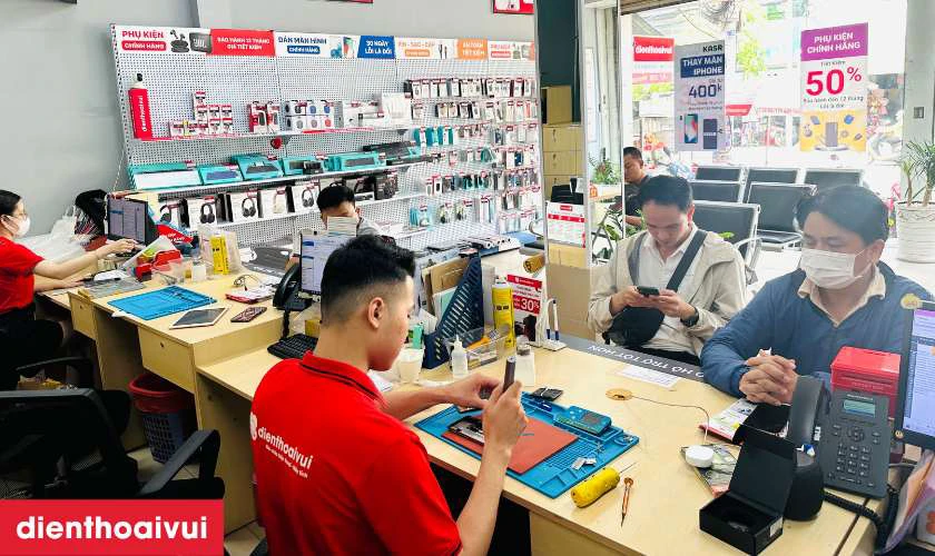 Địa chỉ thay pin iPhone 14 ch&iacute;nh h&atilde;ng, gi&aacute; rẻ, lấy liền tại Điện Thoại Vui&nbsp;