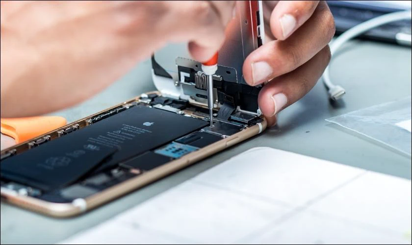 Kỹ thuật sửa chữa, thay mới m&agrave;n iPhone tại Điện Thoại Vui