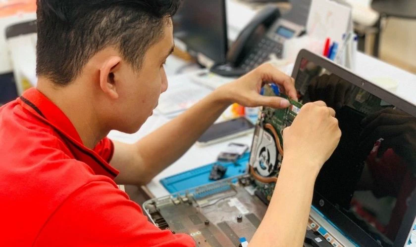 Đến điện thoại vui để khắc phục lỗi m&agrave;n h&igrave;nh laptop bị giật