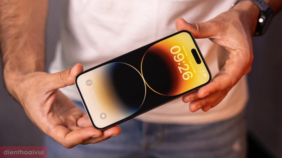 iPhone 15 Ultra sở hữu độ s&aacute;ng m&agrave;n h&igrave;nh ấn tượng l&ecirc;n đến 2500 nits
