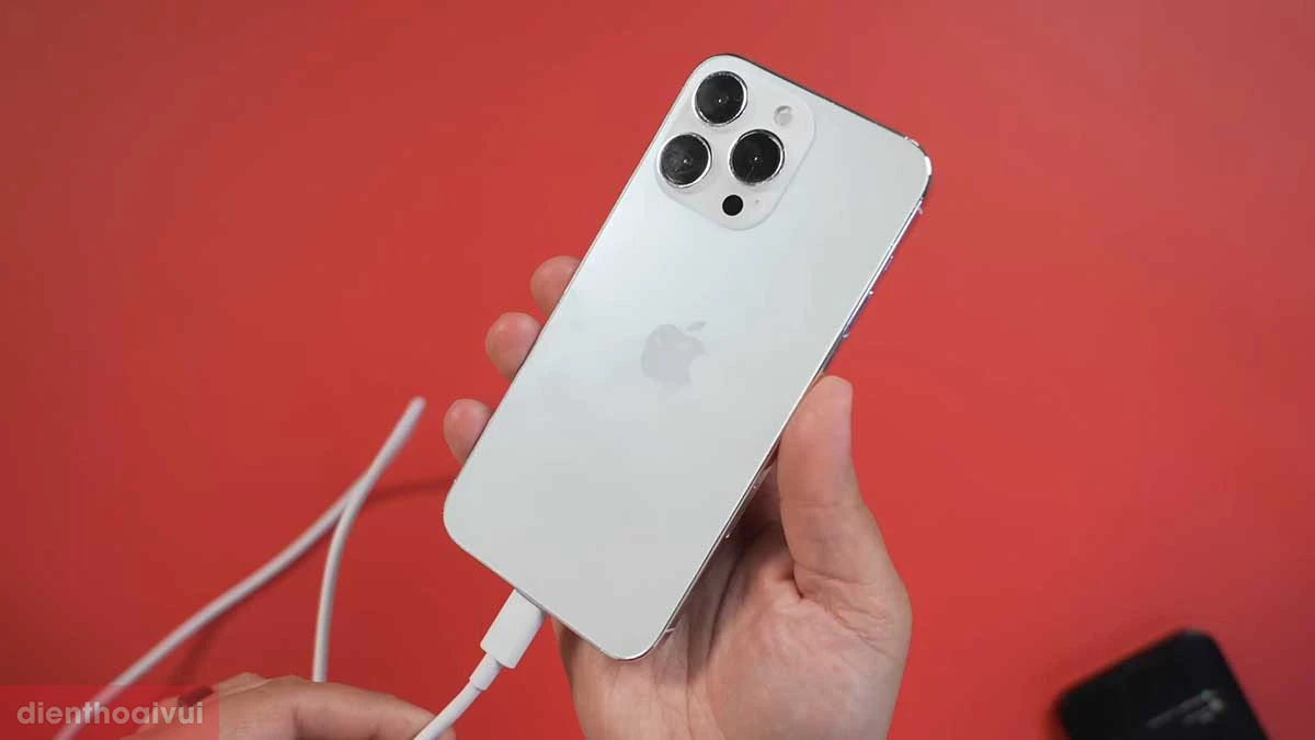 iPhone Ultra thế hệ 15 được chế t&aacute;c từ khung viền titan với thiết kế thanh mảnh hơn
