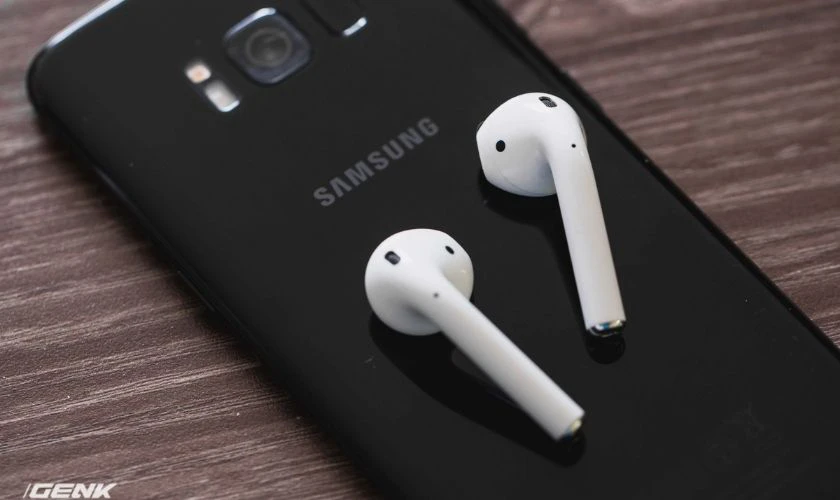 Điều chỉnh &acirc;m lượng bằng ph&iacute;m cứng b&ecirc;n cạnh điện thoại Android khi &acirc;m thanh tai nghe bị nhỏ, r&egrave; 