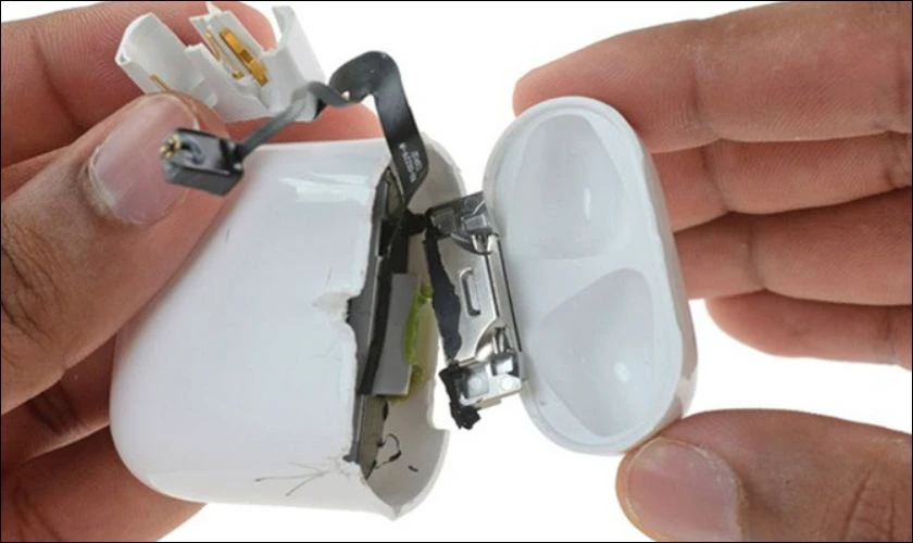 Lỗi AirPods sạc kh&ocirc;ng v&agrave;o pin sẽ khiến tai nghe tự ngắt kết nối