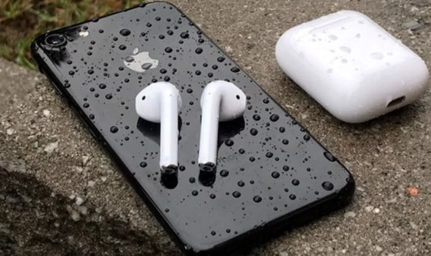 AirPods bị v&ocirc; nước c&oacute; thể dẫn đến t&igrave;nh trạng tự ngắt kết nối