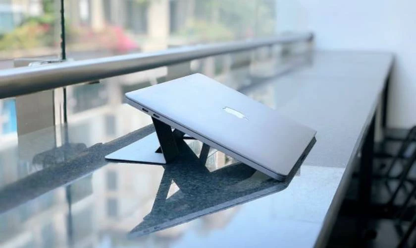 đặt máy tính ở nơi thông thoáng tránh tình trạng laptop bị ẩm màn hình
