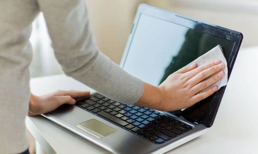 Vệ sinh m&agrave;n h&igrave;nh m&aacute;y t&iacute;nh bị v&agrave;ng