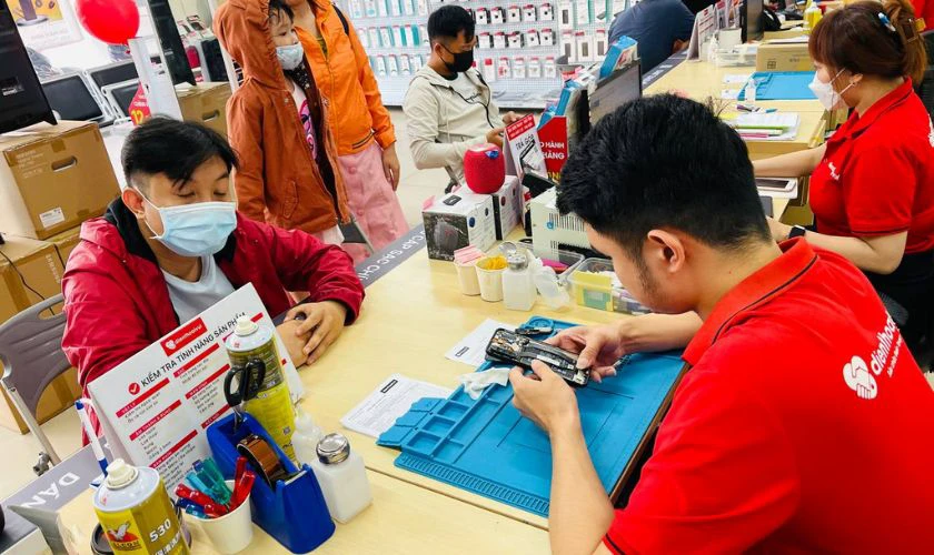 Cửa h&agrave;ng sữa chữa điện thoại uy t&iacute;n Điện Thoại Vui