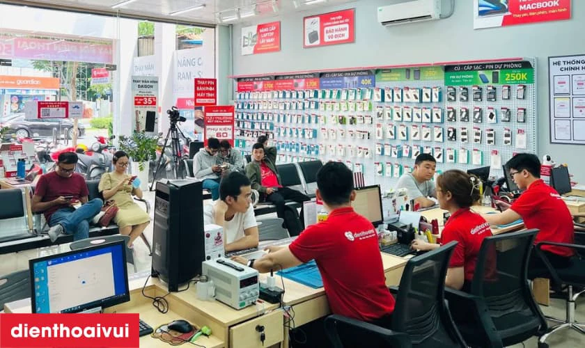 Kiểm tra lại m&agrave;n h&igrave;nh laptop Asus vừa thay