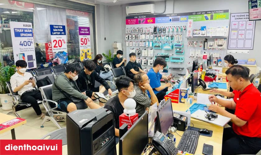 Kiểm tra cụ thể t&igrave;nh trạng của m&agrave;n h&igrave;nh laptop Lenovo